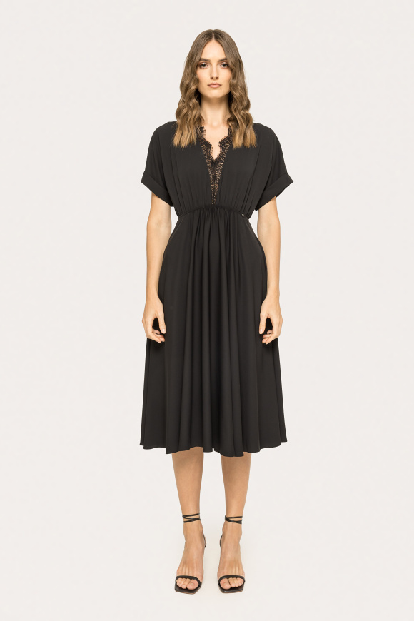 Rochie din vascoza cu detaliu din dantela