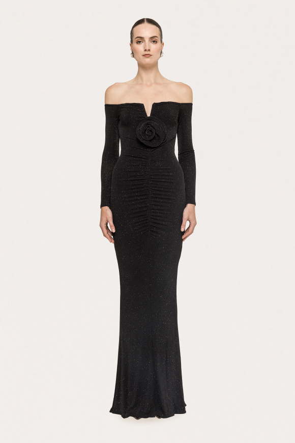 Rochie elastica cu floare pe decolteu