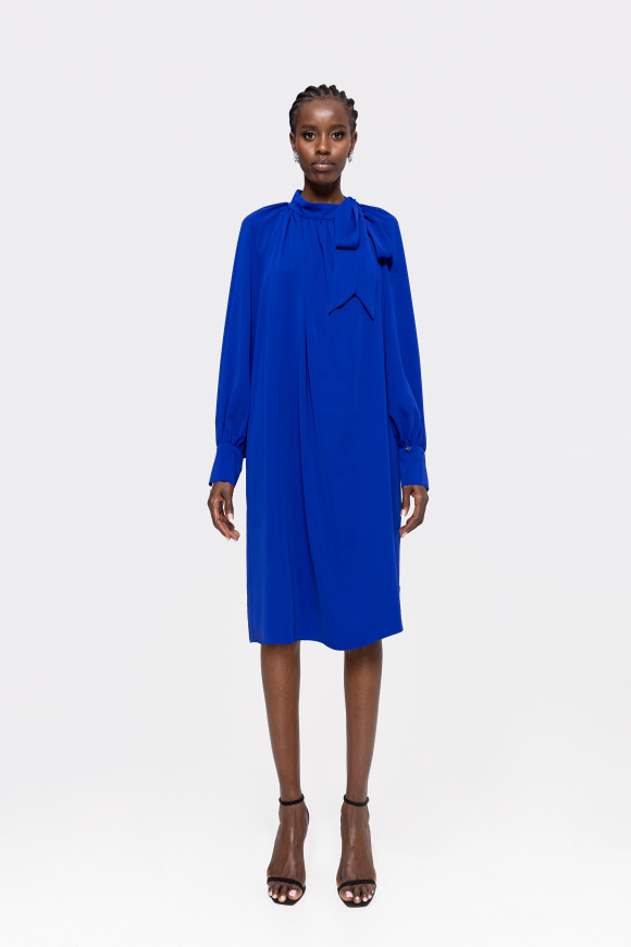 Rochie dreapta cu detaliu tip esarfa