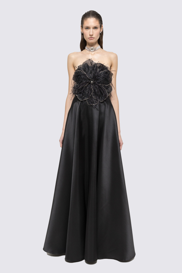 Rochie cu floare supradimensionata pe bust