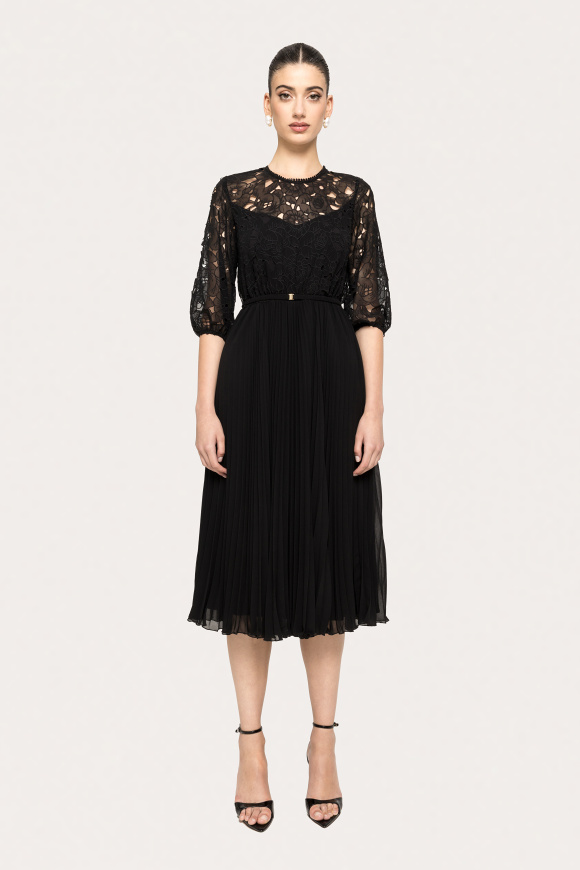 Rochie plisata cu broderie