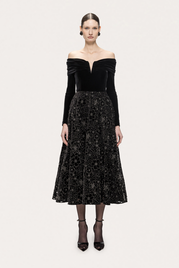 Rochie din catifea cu broderie şi mărgele