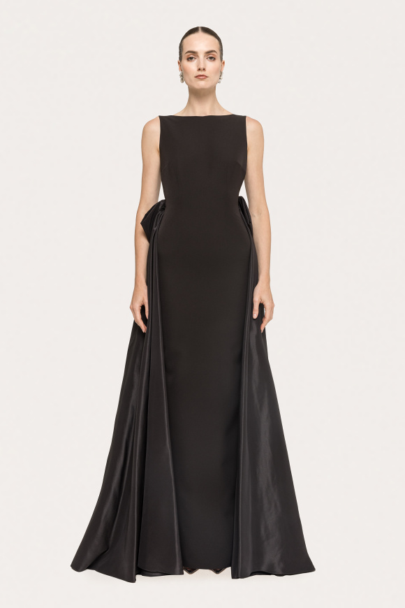Rochie din stofa cu trena de tafta