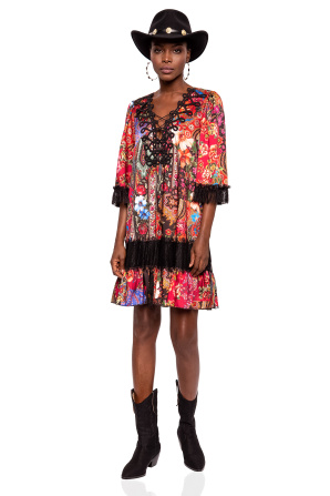 Loose satin dress with lace details